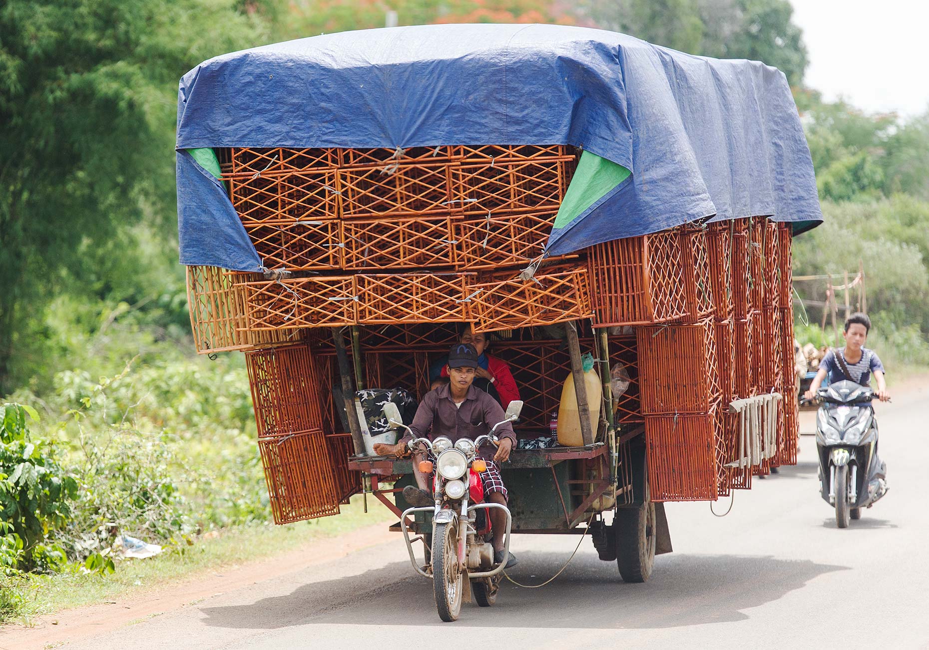 LAT_PhotoReporter_on-road-to-siem-reap_possible