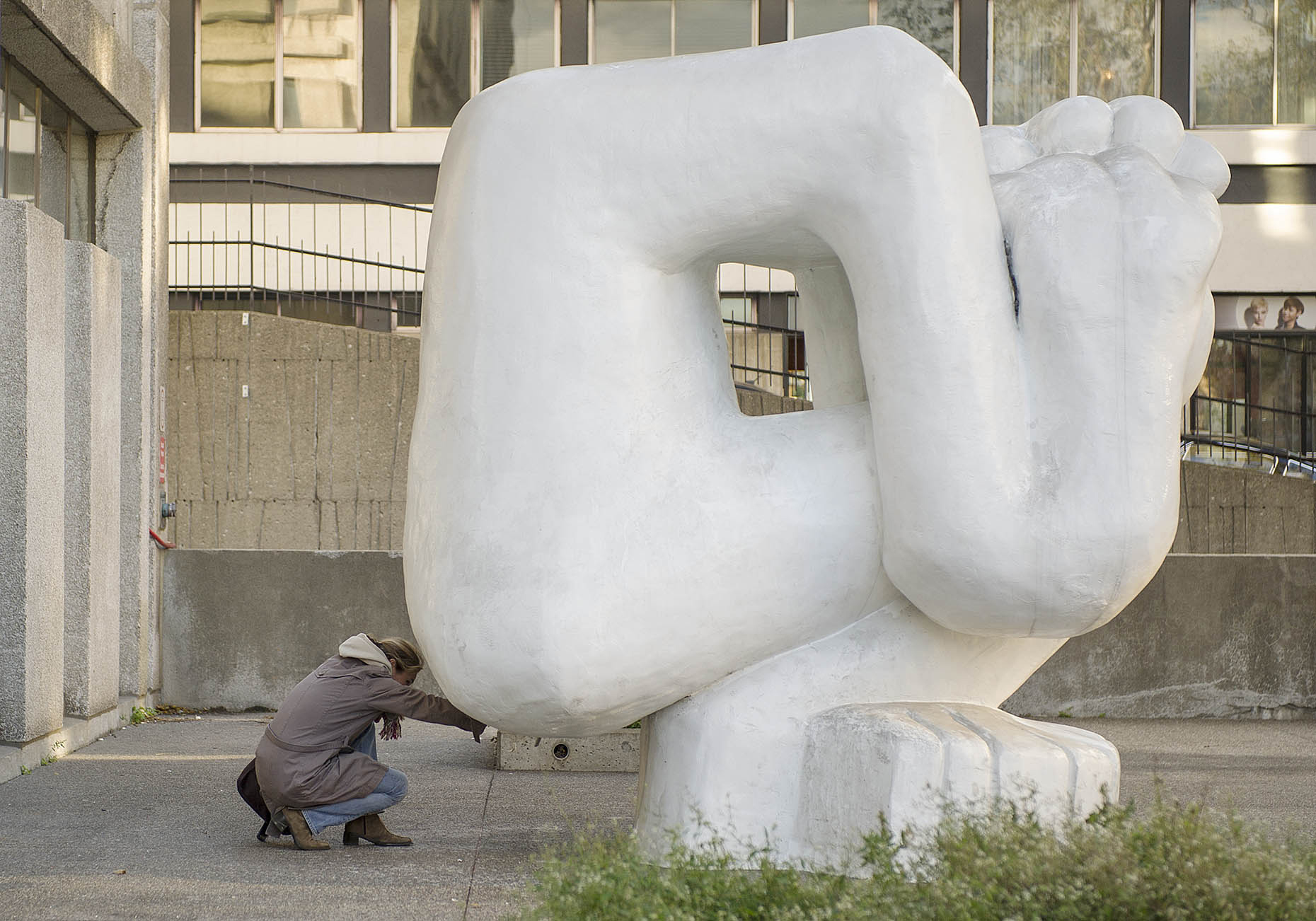 PAR_PhotoReporters_Woman-views-Le-Malheureux-Magnifique-sculpture_Montrea_Canada