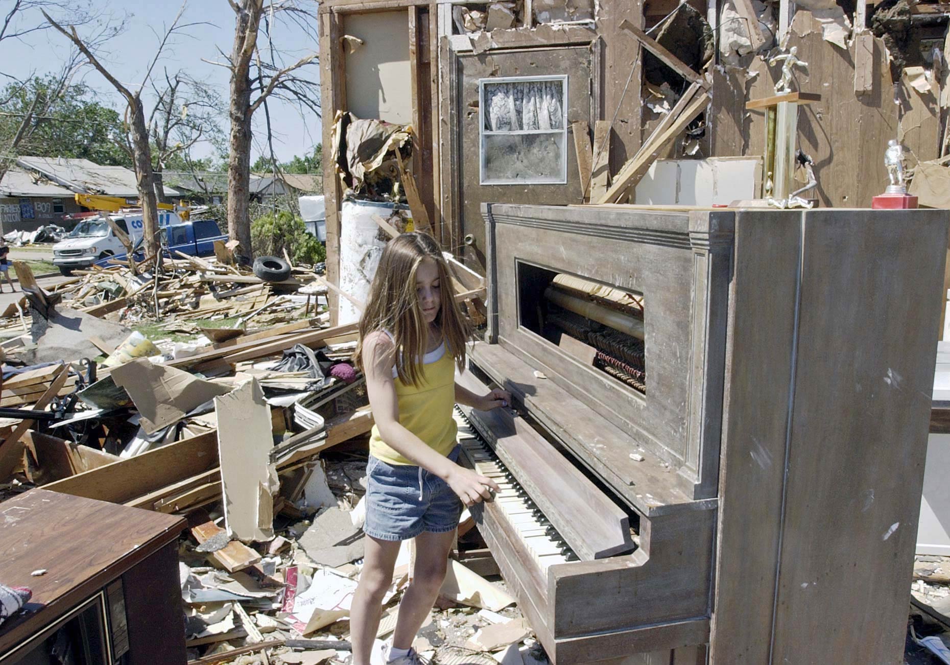 NEW_{hotoReporters_girl-plays-piano-amid-tornado-damage