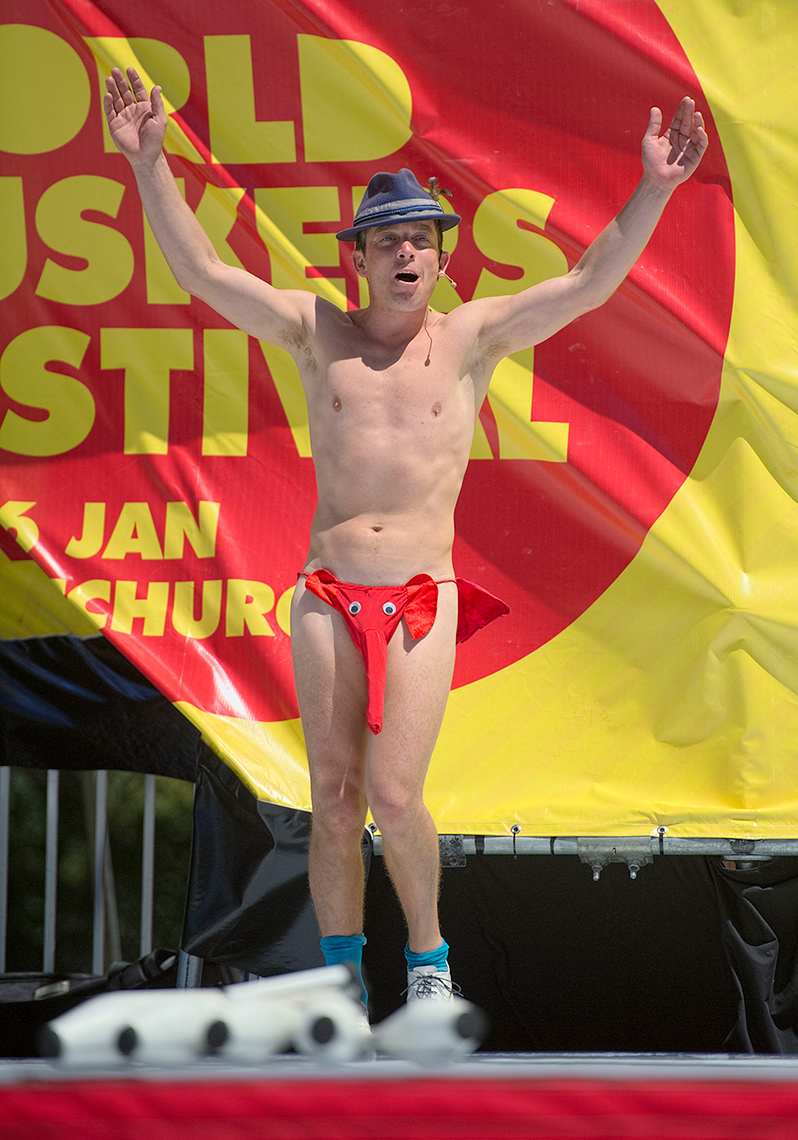 PAR_PhotoReporters_Australian-Daniel-Oldaker-performs-Dandyman-routine-at-World-Buskers-Festival_Christchurch_NZ