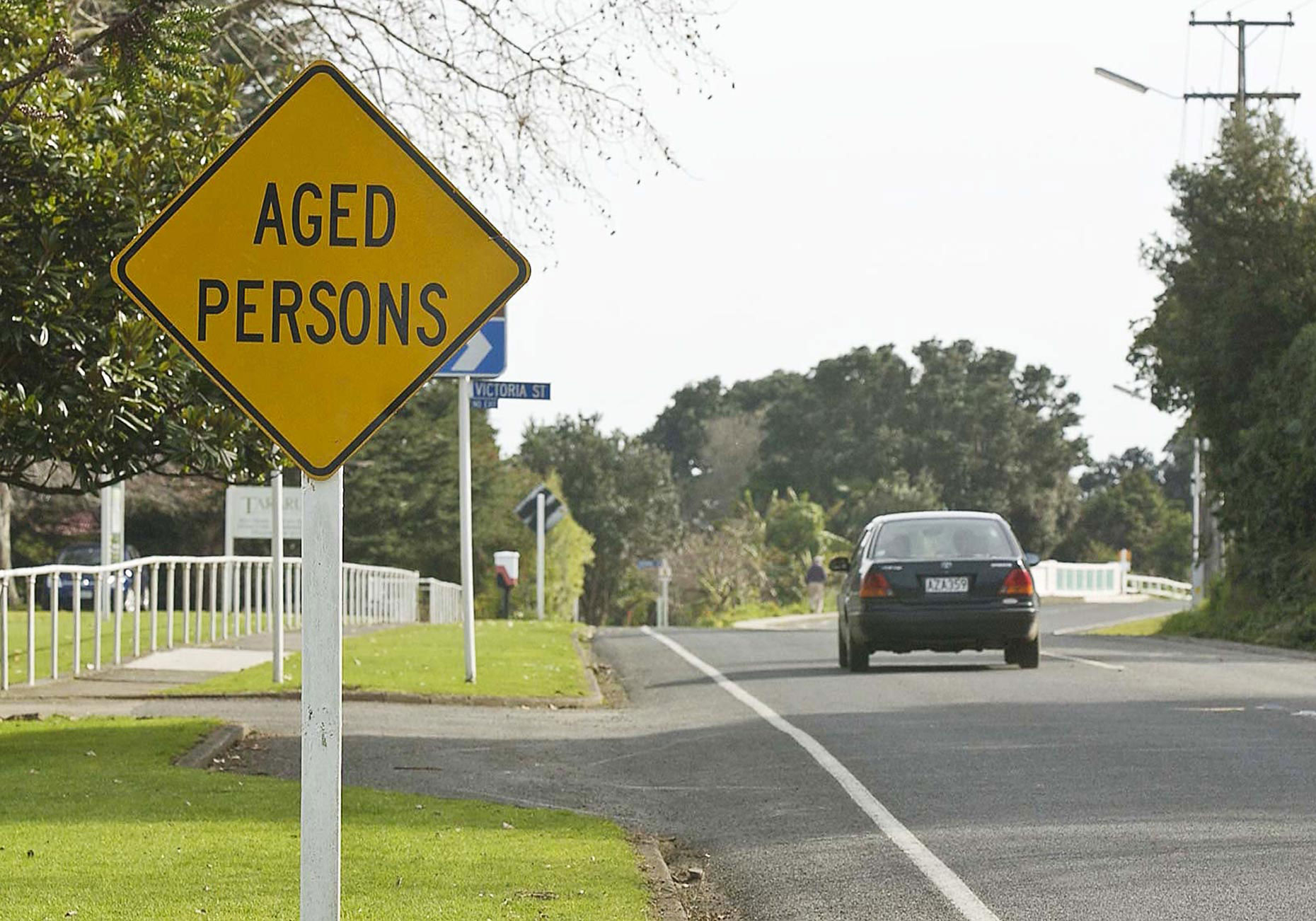 PAR_PhotoReporters_aged-persons-road-crossing-sign