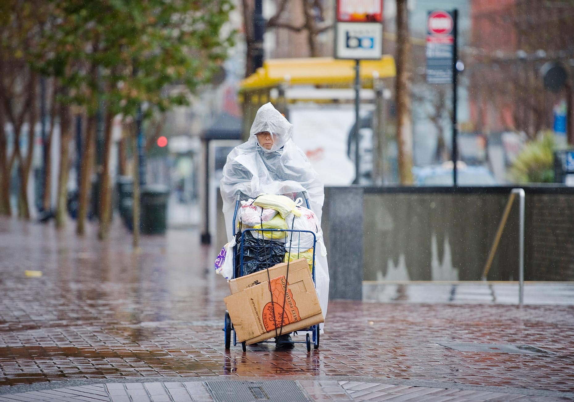 SEN_PhotoReporters_walking-in-sf-rain