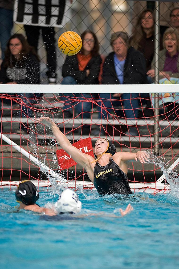 SPT_PhotoReporters_water-polo-goalie-blocking-shot