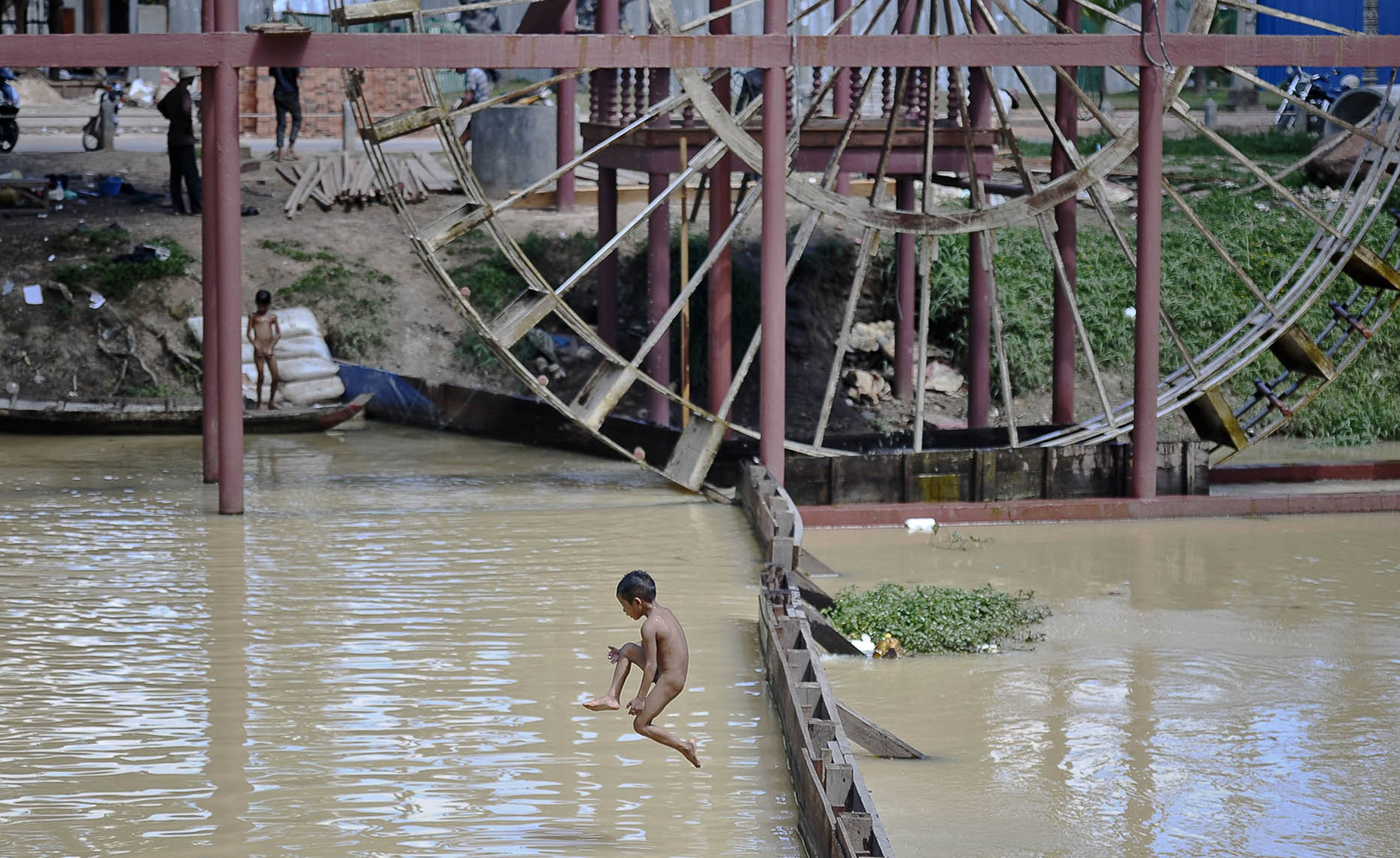 TRA_PhotoReporters_boy-jumping-into-river-to-cool-off_Siem-Reap_Cambodia