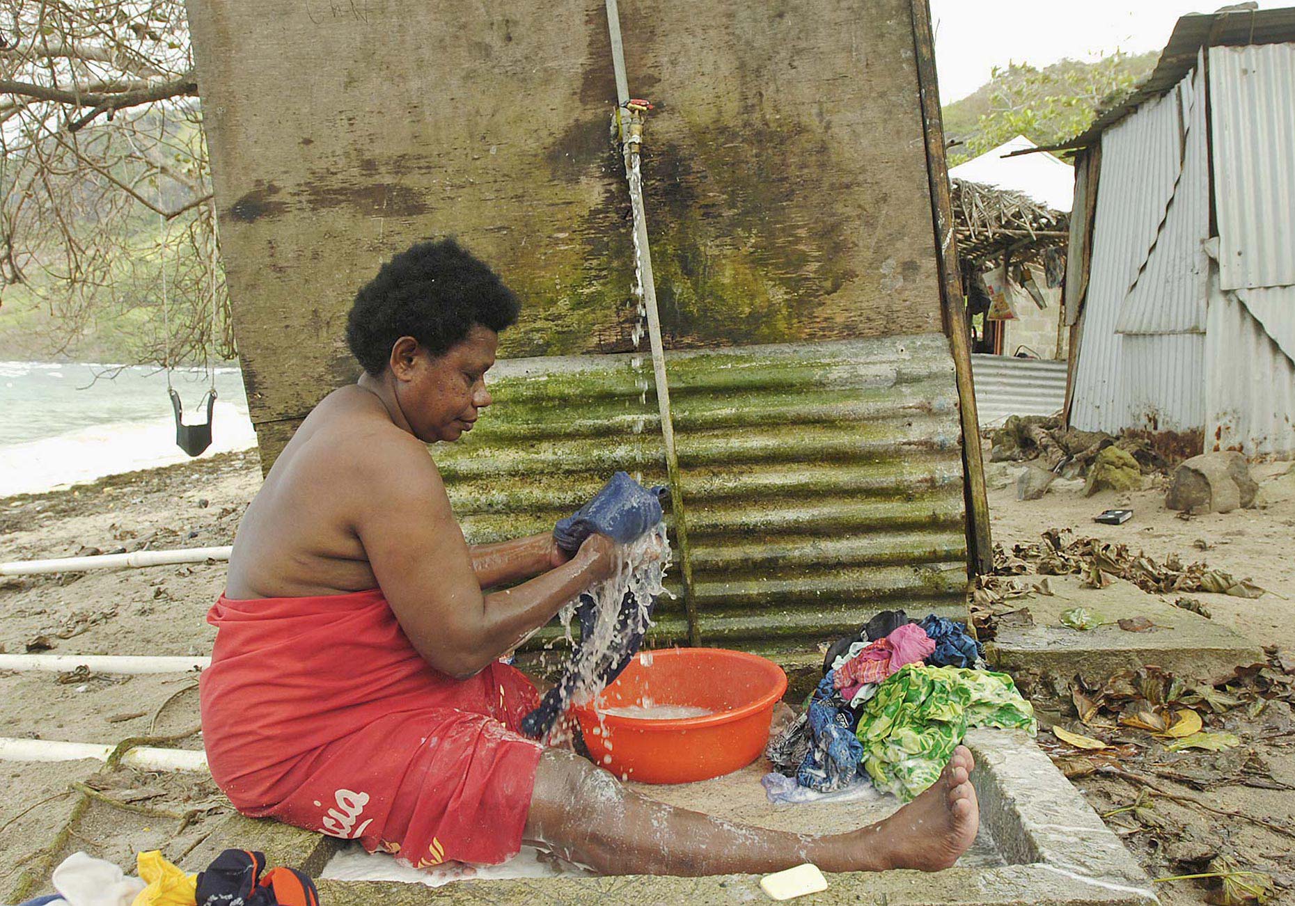 TRA_PhotoReporters_woman-washing_Waya-Island_Fiji